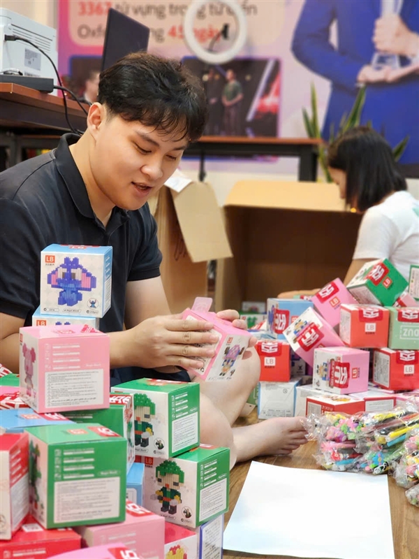 TẶNG QUÀ TRUNG THU CHO GẦN 1000 EM NHỎ TẠI VINHOMS SMART CITY TÂY MỖ